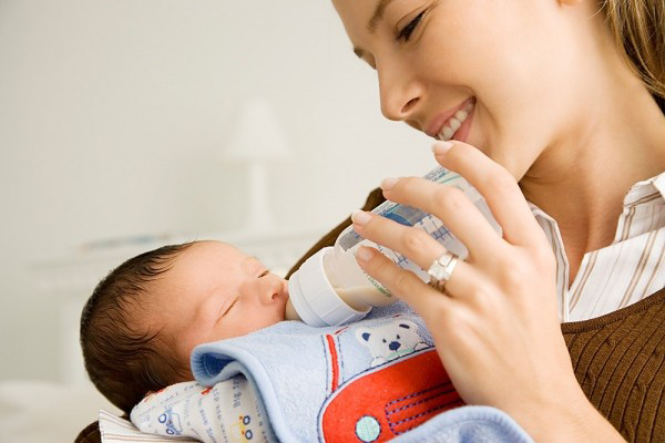 cach xu ly tre so sinh hay bi non tro 2 - Nguyên nhân và cách xử lý trẻ sơ sinh hay bị nôn trớ
