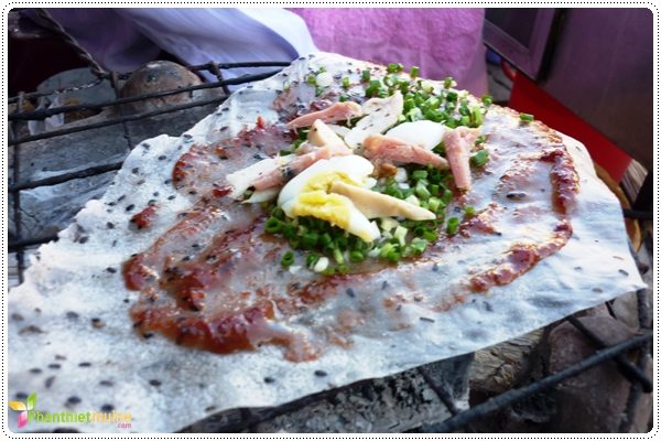 banh trang mam ruoc nuong phan thiet005 600x400 - Đến Phan Thiết, nhất định phải thử bánh tráng nướng mắm ruốc