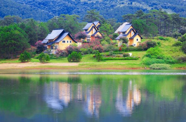 ho tuyen lam Da Lat 1 600x396 - Vẻ đẹp mê đắm lòng người nơi hồ Tuyền Lâm Đà Lạt