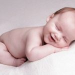gu lung o tre so sinh 150x150 - Cách tắm nắng cho trẻ sơ sinh vào các mùa trong năm
