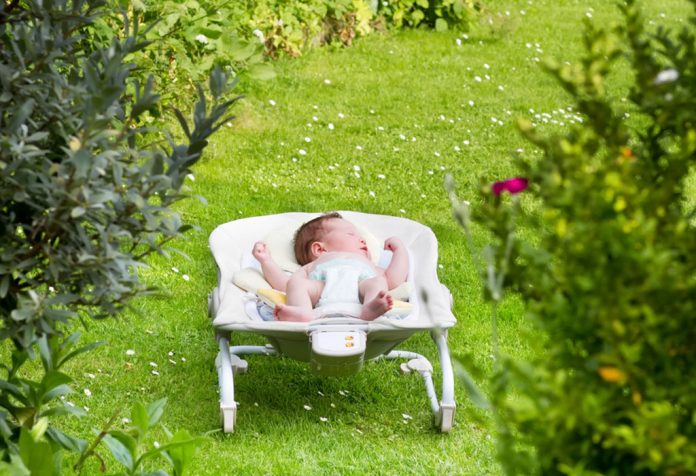 Cách tắm nắng cho trẻ sơ sinh vào các mùa trong năm