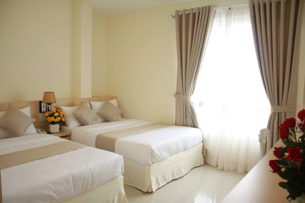 phong khach san Ngoc Nguyen Anh Da Lat 600x400 - Top 10 khách sạn 2 sao giá rẻ trung tâm Đà Lạt