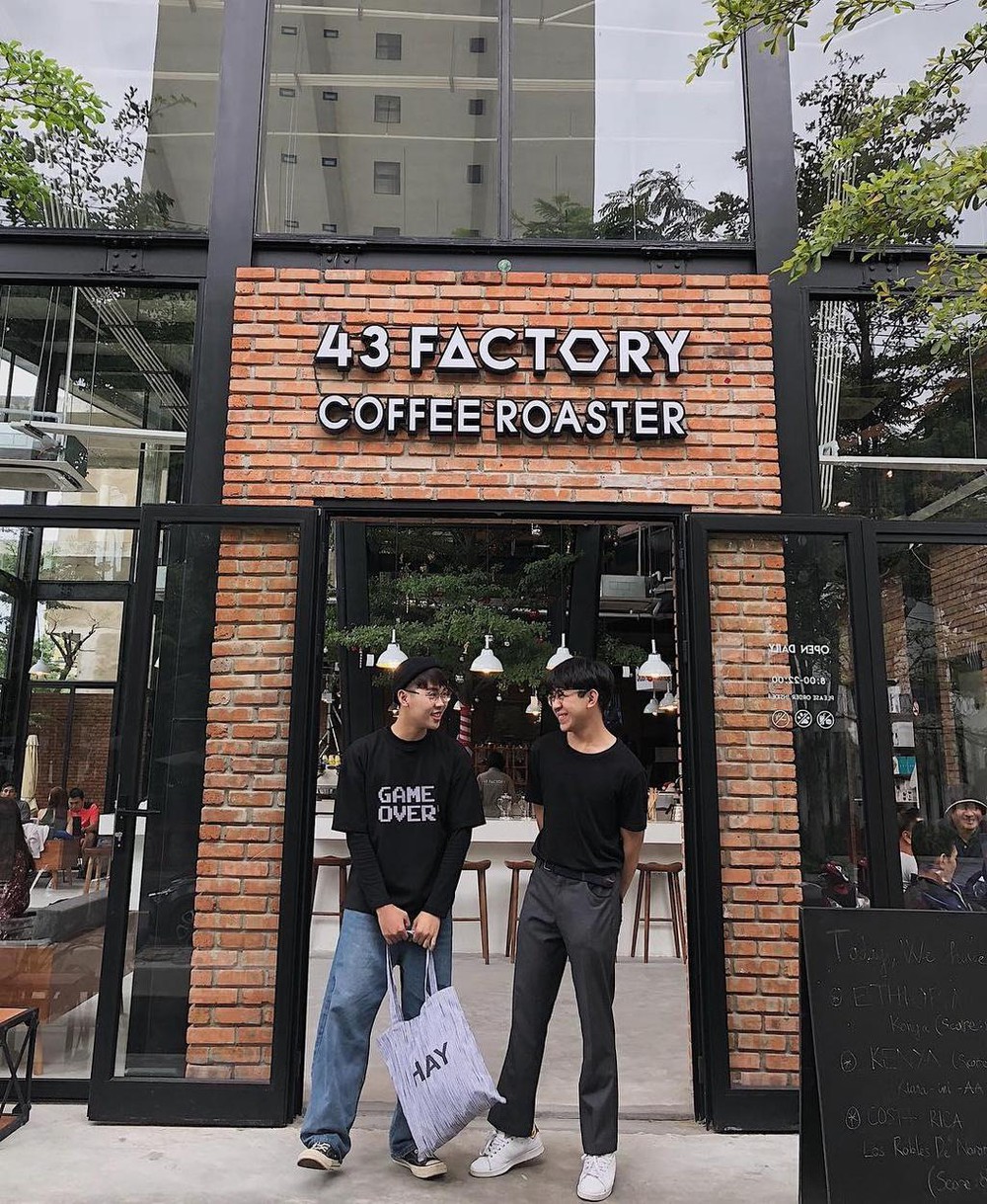 Check in ảnh cực chất bên ngoài quán cà phê 43 Factory Coffee Roaster 