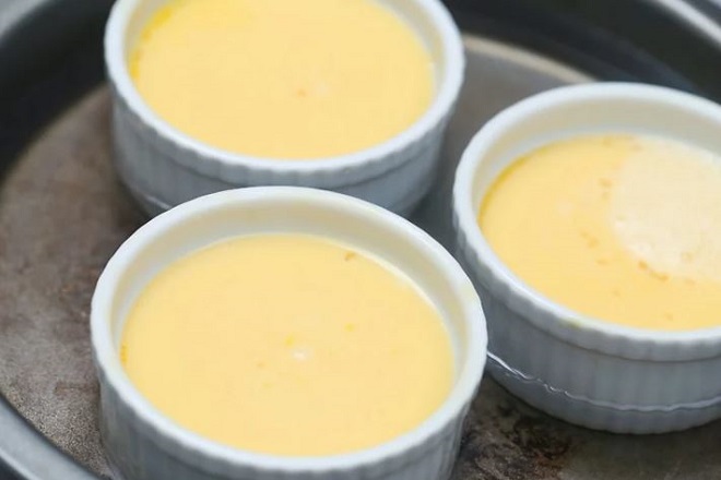 mẹo nướng bánh flan không bị rỗ mặt